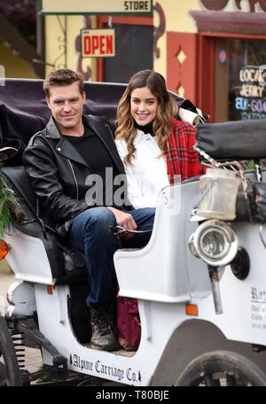 Helen, GA, USA. 9. Mai, 2019. Tilky Jones, Ashley Newbrough auf Position für Hallmark Channel Der WEIHNACHTSKARTE Film drehen, Helen, GA Mai 9, 2019. Credit: Derek Sturm/Everett Collection/Alamy leben Nachrichten Stockfoto
