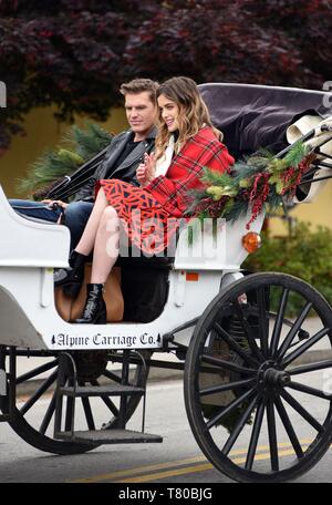 Helen, GA, USA. 9. Mai, 2019. Tilky Jones, Ashley Newbrough auf Position für Hallmark Channel Der WEIHNACHTSKARTE Film drehen, Helen, GA Mai 9, 2019. Credit: Derek Sturm/Everett Collection/Alamy leben Nachrichten Stockfoto