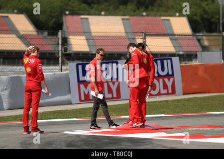 Circuit de Barcelona-Catalunya, Barcelona, Spanien. 9. Mai, 2019. Formel 1 Grand Prix von Spanien, Treiber Ankünfte und Pressekonferenz; Scuderia Ferrari, Sebastian Vettel hält sich zu einem neuen erhöhten Bordstein Credit: Aktion plus Sport/Alamy Leben Nachrichten prüfen Stockfoto
