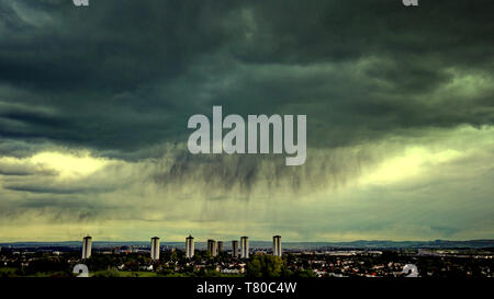 Glasgow, Schottland, UK, 9. Mai, 2019, UK Wetter. Regen threads südlich der Stadt auf einer wechselhaften Tag. Kredit Gerard Fähre / alamy Leben Nachrichten Stockfoto