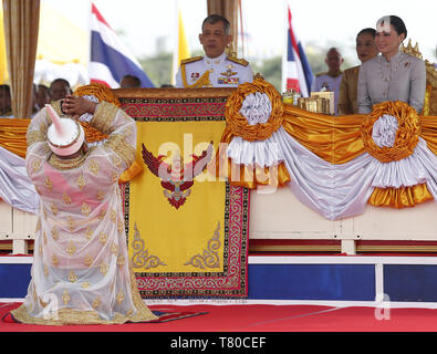 Bangkok, Thailand. 9. Mai, 2019. Arnan Suwannarat, Ständiger Sekretär der thailändischen Ministerium für Landwirtschaft und Genossenschaften, in einer Tracht gekleidet, grüßt Thailands König Maha Vajiralongkorn Bodindradebayavarangkun (Rama X), Königin und Prinzessin Suthida Bajrakitiyabha während der jährlichen Pflügen Zeremonie in Sanam Luang. Die jährlichen Royal Pflügen Zeremonie ist eine alten Ritus, die offiziell zum Beginn der Reisanbau in Thailand. Credit: chaiwat Subprasom/SOPA Images/ZUMA Draht/Alamy leben Nachrichten Stockfoto