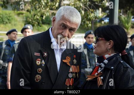 Athen, Griechenland. 9. Mai, 2019. Die Teilnehmer werden gesehen, Teil während der Feier nehmen. Dem 74. Jahrestag des Sieges über den Zweiten Weltkrieg über Nazi-deutschland in die UDSSR, bekannt als Tag des Sieges Feier am Denkmal der russischen Soldaten in Kalithea. Credit: Giorgos Zachos/SOPA Images/ZUMA Draht/Alamy leben Nachrichten Stockfoto