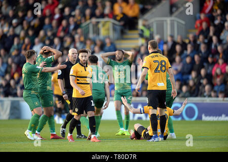 Newport, Wales, UK. 9. Mai, 2019. Das Mansfield Town Spieler reagieren auf die Entscheidung des Schiedsrichters während der Sky Bet Liga 2 Play off Halbfinale, Hinspiele Match zwischen Newport County und Mansfield Stadt an Rodney Parade, Newport am Donnerstag, den 9. Mai 2019. (Credit: Jeff Thomas | MI Nachrichten) nur die redaktionelle Nutzung, eine Lizenz für die gewerbliche Nutzung erforderlich. Keine Verwendung in Wetten, Spiele oder einer einzelnen Verein/Liga/player Publikationen. Foto darf nur für Zeitung und/oder Zeitschrift redaktionelle Zwecke verwendet werden. Credit: MI Nachrichten & Sport/Alamy leben Nachrichten Stockfoto