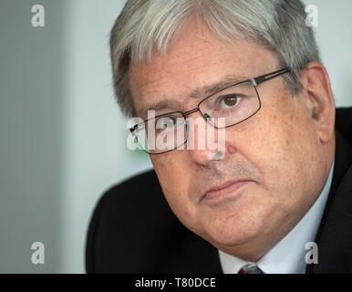 09 Mai 2019, Brandenburg, Schwedt/Oder: Jörg Steinbach (SPD), Minister für Wirtschaft des Landes Brandenburg, spricht mit Teilnehmern der Pressereise der Agentur für Erneuerbare Energien bei einem Besuch der Firma Verbio. Foto: Monika Skolimowska/dpa-Zentralbild/dpa Stockfoto