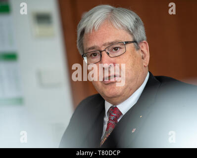 09 Mai 2019, Brandenburg, Schwedt/Oder: Jörg Steinbach (SPD), Minister für Wirtschaft des Landes Brandenburg, spricht mit Teilnehmern der Pressereise der Agentur für Erneuerbare Energien bei einem Besuch der Firma Verbio. Foto: Monika Skolimowska/dpa-Zentralbild/dpa Stockfoto