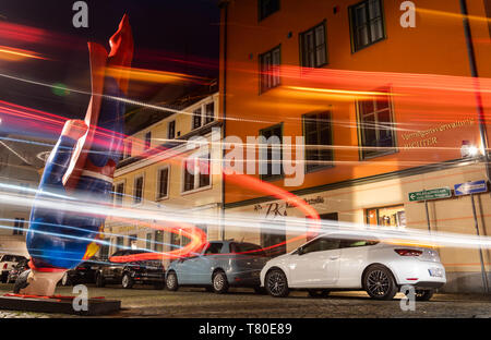 09 Mai 2019, Sachsen, Dresden: Die Skulptur "Auch Helden haben schlechte Tage!' von Marcus Witwers aus Berlin ist durch die Lichter der vorbeifahrenden Autos am Abend vor der "Galerie Holger John' im barocken Viertel der Neustadt beleuchtet. (Schießen mit längerer Belichtungszeit). Die Abbildung in der Form der Superman ist 4 Meter hoch und 600 kg schwer. Die Lange Nacht der Galerien und Museen findet hier am 10. Mai. Foto: Robert Michael/dpa-Zentralbild/dpa Stockfoto