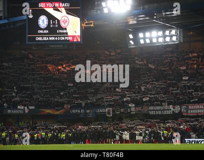 London, Großbritannien. 09 Mai, 2019. Frankfurt Spieler und Mitarbeiter ihren Fans grüßen Nach der Europa League Halbfinale Bein zwei Match zwischen Chelsea und Eintracht Frankfurt an der Stamford Bridge Stadiumin London, Vereinigtes Königreich. Credit: Csm/Alamy leben Nachrichten Stockfoto
