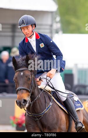 Windsor, Berkshire, Großbritannien. 09 Mai, 2019. 2. Platz. Joe Fernyhough reiten Calcourt Quicktime. GBR. H&C TV Senior 1,35 m geöffnet. Springen. Royal Windsor Horse Show. Windsor. Berkshire. Vereinigtes Königreich. GBR. 09.05.2019. Credit: Sport in Bildern/Alamy leben Nachrichten Stockfoto