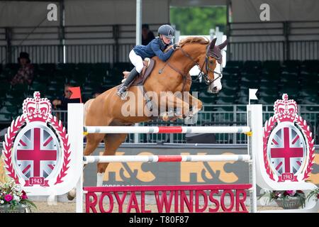 Windsor, Berkshire, Großbritannien. 09 Mai, 2019. Platz 7. Tabitha Dekan reiten Geblasen entfernt. GBR. H&C TV Senior 1,35 m geöffnet. Springen. Royal Windsor Horse Show. Windsor. Berkshire. Vereinigtes Königreich. GBR. 09.05.2019. Credit: Sport in Bildern/Alamy leben Nachrichten Stockfoto