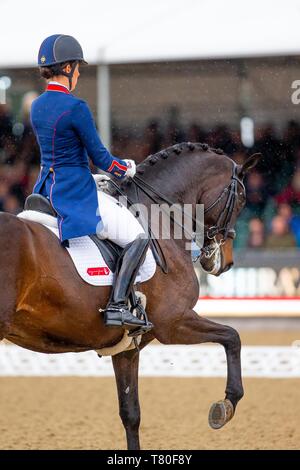 Windsor, Berkshire, Großbritannien. 09 Mai, 2019. Sieger. Charlotte Dujardin reiten Erlentanz. GBR. Die Al Shira' aa Grand Prix. CDI 4*. Dressur. Royal Windsor Horse Show. Windsor. Berkshire. Vereinigtes Königreich. GBR. 09.05.2019. Credit: Sport in Bildern/Alamy leben Nachrichten Stockfoto