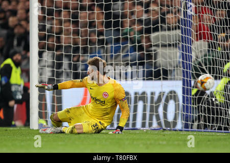 London, Großbritannien. 9. Mai, 2019. Eintracht Frankfurt Torwart Kevin Trapp ist zum zweiten Mal während der UEFA Europa League Halbfinale Rückspiel zwischen Chelsea und Eintracht Frankfurt an der Stamford Bridge, London am Donnerstag, 9. Mai 2019 geschlagen. (Credit: Jon Bromley | MI Nachrichten) nur die redaktionelle Nutzung, eine Lizenz für die gewerbliche Nutzung erforderlich. Foto darf nur für Zeitung und/oder Zeitschrift redaktionelle Zwecke verwendet werden. Credit: MI Nachrichten & Sport/Alamy leben Nachrichten Stockfoto