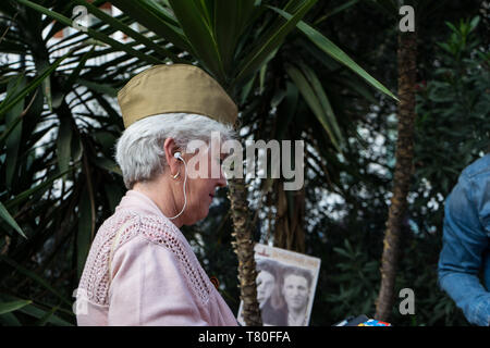 Athen, Attika, Griechenland. 9. Juni, 2019. Eine Frau gesehen, die UDSSR hat während der Feier. die Teilnehmer der 74. Jahrestag für den Sieg über die Nazis, die von der UDSSR im Zweiten Weltkrieg durch die Teilnahme an einem Unsterblichen Bataillon März gefeiert. Teilnehmer vorgeführt, mit Bildern von Ihrer Verwandten, die ihr Leben im Krieg verloren, sie zu ehren. Credit: Nikos Pekiaridis/SOPA Images/ZUMA Draht/Alamy leben Nachrichten Stockfoto