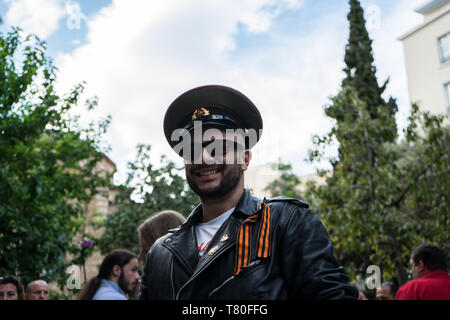 Athen, Attika, Griechenland. 9. Juni, 2019. Ein Mann gesehen, ein UDSSR hat während der Feier. die Teilnehmer der 74. Jahrestag für den Sieg über die Nazis, die von der UDSSR im Zweiten Weltkrieg durch die Teilnahme an einem Unsterblichen Bataillon März gefeiert. Teilnehmer vorgeführt, mit Bildern von Ihrer Verwandten, die ihr Leben im Krieg verloren, sie zu ehren. Credit: Nikos Pekiaridis/SOPA Images/ZUMA Draht/Alamy leben Nachrichten Stockfoto