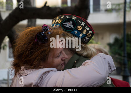 Athen, Attika, Griechenland. 9. Juni, 2019. Zwei Frauen gesehen Umarmen während der Feier. die Teilnehmer feierten den 74. Jahrestag für den Sieg über die Nazis, die von der UDSSR im Zweiten Weltkrieg durch die Teilnahme an einem Unsterblichen Bataillon März. Teilnehmer vorgeführt, mit Bildern von Ihrer Verwandten, die ihr Leben im Krieg verloren, sie zu ehren. Credit: Nikos Pekiaridis/SOPA Images/ZUMA Draht/Alamy leben Nachrichten Stockfoto