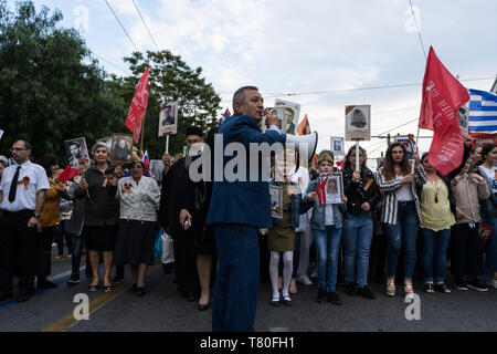 Athen, Attika, Griechenland. 9. Juni, 2019. Einen Mann beobachtet, als er auf einem Megaphon während der Feier. die Teilnehmer der 74. Jahrestag für den Sieg über die Nazis, die von der UDSSR im Zweiten Weltkrieg durch die Teilnahme an einem Unsterblichen Bataillon März gefeiert. Teilnehmer vorgeführt, mit Bildern von Ihrer Verwandten, die ihr Leben im Krieg verloren, sie zu ehren. Credit: Nikos Pekiaridis/SOPA Images/ZUMA Draht/Alamy leben Nachrichten Stockfoto