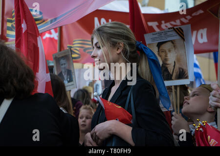 Athen, Attika, Griechenland. 9. Juni, 2019. Eine Frau gesehen, die eine Flagge während der Feier. die Teilnehmer der 74. Jahrestag für den Sieg über die Nazis, die von der UDSSR im Zweiten Weltkrieg durch die Teilnahme an einem Unsterblichen Bataillon März gefeiert. Teilnehmer vorgeführt, mit Bildern von Ihrer Verwandten, die ihr Leben im Krieg verloren, sie zu ehren. Credit: Nikos Pekiaridis/SOPA Images/ZUMA Draht/Alamy leben Nachrichten Stockfoto