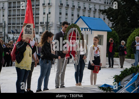 Athen, Attika, Griechenland. 9. Juni 2019. die Leute gesehen, die ein schöner und Flaggen während der Feier. die Teilnehmer feierten den 74. Jahrestag für den Sieg über die Nazis, die von der UDSSR im Zweiten Weltkrieg durch die Teilnahme an einem Unsterblichen Bataillon März. Teilnehmer vorgeführt, mit Bildern von Ihrer Verwandten, die ihr Leben im Krieg verloren, sie zu ehren. Credit: Nikos Pekiaridis/SOPA Images/ZUMA Draht/Alamy leben Nachrichten Stockfoto