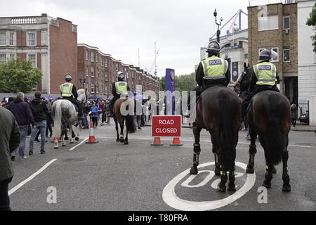 Chelsea, London, Großbritannien. 9. Mai, 2019. Die Polizei die Straßen reinigen, bevor die Europa League Halbfinale Rückspiel Match zwischen dem FC Chelsea und Eintracht Frankfurt FCm, wo Sie auf dem Blick heraus für deutsche Fans ohne Tickets angekommen waren, und die Probleme verursacht. Credit: Motofoto/Alamy leben Nachrichten Stockfoto