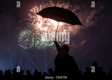 Moskau, Russland. 9. Mai, 2019. Leute beobachten Feuerwerk während der Tag des Sieges Feiern zum Kriegsende in Moskau, Russland, am 9. Mai 2019. Russland markiert den 74. Jahrestag des Sieges über Nazi-Deutschland im Zweiten Weltkrieg am Donnerstag. Credit: Alexander Zemlianichenko Jr/Xinhua/Alamy leben Nachrichten Stockfoto