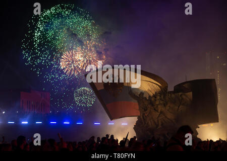 Moskau, Russland. 9. Mai, 2019. Feuerwerk Licht der Himmel während der Tag des Sieges Feiern zum Kriegsende in Moskau, Russland, am 9. Mai 2019. Russland markiert den 74. Jahrestag des Sieges über Nazi-Deutschland im Zweiten Weltkrieg am Donnerstag. Credit: Alexander Zemlianichenko Jr/Xinhua/Alamy leben Nachrichten Stockfoto