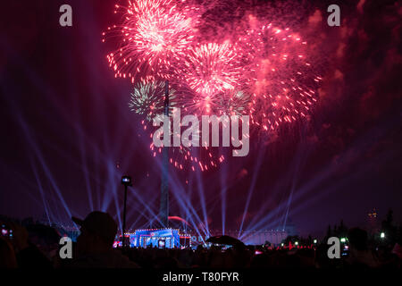 Moskau, Russland. 9. Mai, 2019. Feuerwerk Licht der Himmel während der Tag des Sieges Feiern zum Kriegsende in Moskau, Russland, am 9. Mai 2019. Russland markiert den 74. Jahrestag des Sieges über Nazi-Deutschland im Zweiten Weltkrieg am Donnerstag. Credit: Alexander Zemlianichenko Jr/Xinhua/Alamy leben Nachrichten Stockfoto