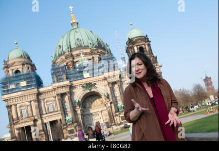 Berlin, Deutschland. 08 Apr, 2019. Schauspielerin Eva Mattes steht vor dem Berliner Dom. Mattes sang den Titelsong zu "Pippi Langstrumpf" - aber erst spät erkannt, wie sehr Sie die Kindheit vieler Menschen mit begleitet. (Auf "I machen die Welt für mich": Eva Mattes über ihr Pippi Langstrumpf Lied) Credit: Paul Zinken/dpa/Alamy leben Nachrichten Stockfoto