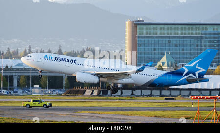 Richmond, British Columbia, Kanada. 7. Mai, 2019. Eine Air Transat Airbus A 330-243 (C-GTSZ) breit - Körper jetliner sich entfernt vom internationalen Flughafen Vancouver. Credit: bayne Stanley/ZUMA Draht/Alamy leben Nachrichten Stockfoto