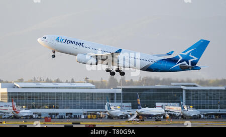 Richmond, British Columbia, Kanada. 7. Mai, 2019. Eine Air Transat Airbus A 330-243 (C-GTSZ) breit - Körper jetliner sich entfernt vom internationalen Flughafen Vancouver. Credit: bayne Stanley/ZUMA Draht/Alamy leben Nachrichten Stockfoto