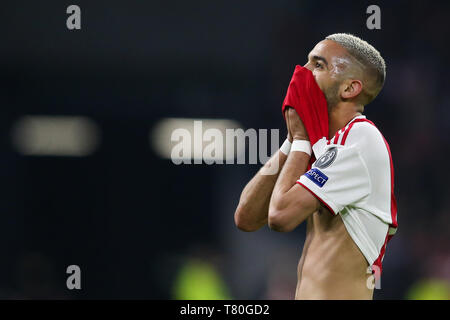 Peking, Niederlande. 8. Mai, 2019. Die Ajax-Hakim Ziyech reagiert während der UEFA Champions League Halbfinale Rückspiel Fußball Match zwischen Ajax und Tottenham Hotspur in Amsterdam, Niederlande, 8. Mai 2019. Hotspur gewann 3-2 (3-3 auf die aggregierte) und erweitert, um die Endrunde auf entfernte Ziele. Credit: Zheng Huansong/Xinhua/Alamy leben Nachrichten Stockfoto