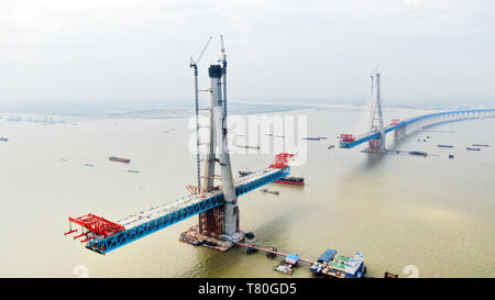 Peking, China. 8. Mai, 2019. Foto am 8. Mai 2019 zeigt die Baustelle des Nr. 29 Pier Süd Hauptturm des Shanghai-Nantong Yangtze River Bridge in Nantong, der ostchinesischen Provinz Jiangsu. Der Pier hat die Höhe von 305.5 Meter erreicht. Credit: Xu Congjun/Xinhua/Alamy leben Nachrichten Stockfoto