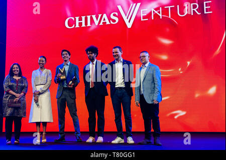 (L und R) Chivas Venture Richter und Direktor der Beeck Zentrum für Soziale Auswirkungen und Innovation Sonal Shah, Chivas Venture Richter Zoe Saldana, Chivas Venture Preisträger Javier Larragoiti von Xilinat, BAFTA preisgekrönten Schauspieler Richard Ayoade, Alexandre Ricard, Vorsitzender und CEO von Pernod Ricard und Chivas Venture Richter und Gründer von ändern Bitte Cemal Asel gesehen für ein Gruppenfoto auf der Chivas Venture Global Finale bei tnw Konferenz posieren. Die 14. Ausgabe des TNW Konferenz in Amsterdam NDSM-WERFT, ein kreatives Zentrum für Künstler und Unternehmer eingeweiht. Jedes Jahr, diese globale Kom Stockfoto