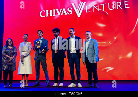 Amsterdam, Nordholland, Niederlande. 9. Mai, 2019. (L und R) Chivas Venture Richter und Direktor der Beeck Zentrum für Soziale Auswirkungen und Innovation Sonal Shah, Chivas Venture Richter Zoe Saldana, Chivas Venture Preisträger Javier Larragoiti von Xilinat, BAFTA preisgekrönten Schauspieler Richard Ayoade, Alexandre Ricard, Vorsitzender und CEO von Pernod Ricard und Chivas Venture Richter und Gründer von ändern Bitte Cemal Asel gesehen für ein Gruppenfoto auf der Chivas Venture Global Finale bei tnw Konferenz posieren. Die 14. Ausgabe des TNW Konferenz in Amsterdam eröffnet an der NDSM-Werft, einem kreativen Drehscheibe für Stockfoto