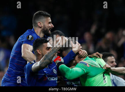 London, Großbritannien. 9. Mai, 2019. Chelseas Kepa Arrizabalaga (1. R) feiert mit Mannschaftskameraden, nachdem er das elfmeterschießen der UEFA Europa League Halbfinale Rückspiel Spiel zwischen Chelsea und Frankfurt in London, Großbritannien am 9. Mai 2019. Credit: Han Yan/Xinhua/Alamy leben Nachrichten Stockfoto
