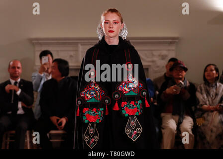 London, Großbritannien. 8. Mai, 2019. Ein Modell geht der Start- und Landebahn während der Zhejiang traditionelles Handwerk Innovation Ausstellung in Asien Haus in London, Großbritannien am 8. Mai 2019. Organisiert von der Zhejiang Provinz Abteilung für Kultur und Tourismus, die Ausstellung ist ein Teil des Fünften London Handwerk Woche und wird für die letzten vier Tage. Credit: Han Yan/Xinhua/Alamy leben Nachrichten Stockfoto