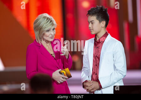Berlin, Deutschland. 04 Mai, 2019. Ricky kam, Pianisten, Musiker, im Gespräch mit Carmen Nebel, Deutschland, Moderator, "Willkommen bei Carmen Nebel" 15-jähriges Jubiläum der ZDF-Show am 4. Mai 2017 aus dem Velodrom Berlin, Â | Nutzung der weltweiten Kredit: dpa/Alamy leben Nachrichten Stockfoto