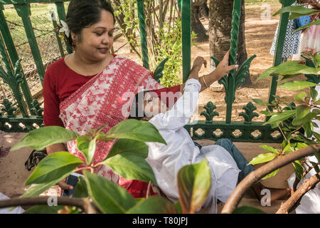 Shantiniketan, Indien. 9. Mai, 2019. Eine indische Mutter mit ihrem Sohn ein besonderes Gebet während der 158. Geburtstag von Nobelpreisträger Rabindranath Tagore in der visva-bharati Universität in Shantiniketan, rund 165 Kilometer entfernt von Kalkutta, Indien, am 9. Mai 2019 teilnehmen. Tagore war der erste asiatische Nobelpreis für seine Sammlung von Gedichten' Geetanjali' 1913 zu gewinnen. Er gründete die Universität im Jahre 1921. Credit: tumpa Mondal/Xinhua/Alamy leben Nachrichten Stockfoto