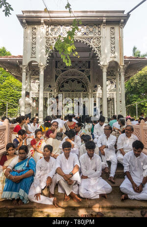 Shantiniketan, Indien. 9. Mai, 2019. Die Menschen nehmen teil am Morgen in einer Sondersitzung Gebet während der 158. Geburtstag von Nobelpreisträger Rabindranath Tagore in der visva-bharati Universität in Shantiniketan, rund 165 Kilometer entfernt von Kalkutta, Indien, am 9. Mai 2019. Tagore war der erste asiatische Nobelpreis für seine Sammlung von Gedichten' Geetanjali' 1913 zu gewinnen. Er gründete die Universität im Jahre 1921. Credit: tumpa Mondal/Xinhua/Alamy leben Nachrichten Stockfoto