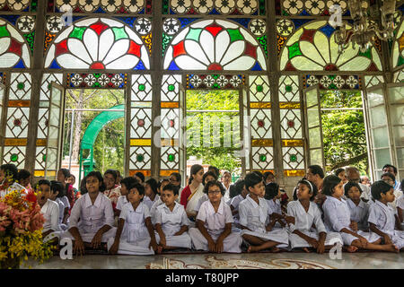 Shantiniketan, Indien. 9. Mai, 2019. Die Menschen nehmen teil am Morgen in einer Sondersitzung Gebet während der 158. Geburtstag von Nobelpreisträger Rabindranath Tagore in der visva-bharati Universität in Shantiniketan, rund 165 Kilometer entfernt von Kalkutta, Indien, am 9. Mai 2019. Tagore war der erste asiatische Nobelpreis für seine Sammlung von Gedichten' Geetanjali' 1913 zu gewinnen. Er gründete die Universität im Jahre 1921. Credit: tumpa Mondal/Xinhua/Alamy leben Nachrichten Stockfoto