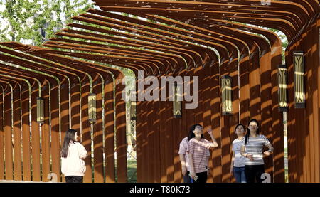 (190510) - Peking, 10. Mai 2019 (Xinhua) - die Leute besuchen Wutong Park in Yizhuang, Peking, am 9. Mai 2019. Das neu gebaute Wutong Park, der war früher eine alte Großmarkt, wurde offiziell der Öffentlichkeit am Donnerstag eröffnet. (Xinhua / Li Xin) Stockfoto