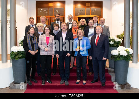 10 Mai 2019, Hamburg: Die Umwelt Minister und Staatssekretäre von Bund und Ländern, sowie weitere Teilnehmer der Umweltminister Konferenz stehen zusammen für eine Gruppe Foto: 1. Serie l-r: Staatsminister Ulrike Höfken (Bündnis 90/Die Grünen, Rheinland-Pfalz), Staatsminister Priska Hinz (Bündnis 90/Die Grünen, Hessen Sterben), Senator Jens Kerstan (Bündnis 90/Die Grünen, Hamburg), Bundesumweltminister Svenja Schulze (SPD, Berlin) und Minister Till Backhaus (SPD, Mecklenburg-vorpommern). 2. Serie l-r: Beate Jessel (Präsident des Bundesamtes für Natur C Stockfoto