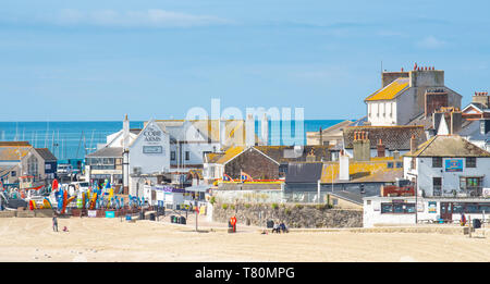 Lyme Regis, Dorset, Großbritannien. 10. Mai, 2019. UK Wetter: Die Stadt an der Küste von Lyme Regis genießt blauen Himmel und warmen Frühlingssonne vor dem Wochenende. Die Stadt wird erwartet, beschäftigt zu werden, sonnigen Wetter prognostiziert wird. Credit: Celia McMahon/Alamy leben Nachrichten Stockfoto