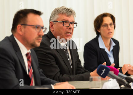 10. Mai 2019, Bayern, Coburg: Der Kopf des Coburger Kriminalpolizei, Rainer Schmeußer (L-R), der Oberstaatsanwalt der Staatsanwaltschaft Coburg, Bernhard Lieb, und Susanne Mechthold des Coburger Kriminalpolizei wird eine Pressekonferenz geben. Das Polizeipräsidium Oberfranken und die Staatsanwaltschaft Coburg haben auf einer Pressekonferenz über die aktuelle Untersuchungen zu den kalten Fall rund um den Raub Mord an Mitwitz im Landkreis Kronach aus dem Jahr 2006 mitgeteilt. Foto: Nicolas Armer/dpa Stockfoto