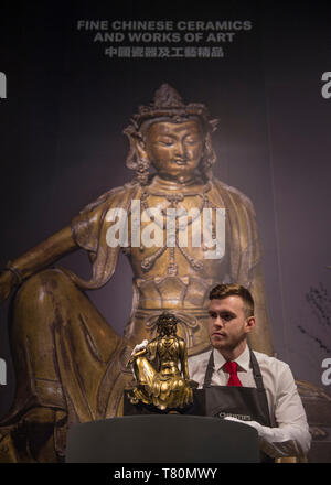 Christie's, London, Großbritannien. 10. Mai 2019. Christie's Feder Asiatische Kunst Auktion Vorschau bringt drei chinesischen Auktionen am 14. Mai, mit Werken spanning imperial Porzellan, buddhistische Bronzen, Yixing Keramik, Jade Schnitzereien, Schnupftabak Flaschen, Textilien und Gemälde. Bild: ein Gilt-Bronze sitzende Figur des Bodhisattva, der Frühen Ming Dynastie, Ende 14. und 15. Jahrhunderts. Schätzung £ 300.000-500.000. Credit: Malcolm Park/Alamy Leben Nachrichten. Stockfoto