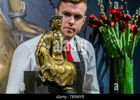 London, Großbritannien. 10. Mai, 2019. Eine frühe Ming-dynastie vergoldeten broinze sitzenden Bodhisattva, est £ 300-500.000 - Vorschau von Christie's Feder Asiatische Kunst Auktionen in London. Credit: Guy Bell/Alamy leben Nachrichten Stockfoto