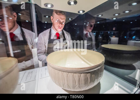 London, Großbritannien. 10. Mai, 2019. Eine geschnitzte große Ding fische Becken, est £ 0,8-1,2m - Vorschau von Christie's Feder Asiatische Kunst Auktionen in London. Credit: Guy Bell/Alamy leben Nachrichten Stockfoto