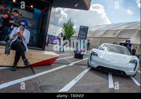 Amsterdam, Nordholland, Niederlande. 9. Mai, 2019. Eine Frau gesehen Sitzbereich neben einem Porsche, während Sie Ihr Telefon während der Konferenz. Die 14. Ausgabe des Tnw-Konferenz in Amsterdam NDSM-WERFT, ein kreatives Zentrum für Künstler und Unternehmer eingeweiht wurde. Gegründet und veranstaltet jährlich in Amsterdam in den nächsten Web Conference ist eine der führenden Veranstaltungen für On-line-Geschäfte und Vordenker, die die neuesten Innovationen in der online-Welt zu entdecken. Die Teilnehmer haben die Möglichkeit, international renommierte Referenten zu hören, erfüllen die heißesten Startups, über Best business praktische Lernen Stockfoto