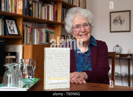 Berlin, Deutschland. 09 Mai, 2019. Laureen Nussbaum, ein Freund der Schwestern Margot und Anne Frank, lächelt, während ein dpa-Interview über das Buch "Anne Frank - Liebe Kitty'. "Kitty" ist der imaginäre Adressaten der vielen Tagebuch Briefe von Anne Frank. (Für "Liebe Kitty' - Anne Frank Roman wiederentdeckt) Credit: Soeren Stache/dpa/Alamy leben Nachrichten Stockfoto