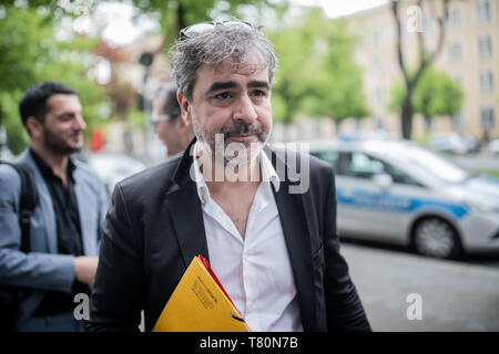 10. Mai 2019, Berlin: Deniz Yücel, Journalist von 'Die Welt', geht an das Amtsgericht Tiergarten für eine Abfrage nach einer rechtlichen Hilfe anfordern Der 32 Geschworenen Gericht in Istanbul in der Türkei. Yücel war in Untersuchungshaft in der Türkei. Er ist die Verteilung von Propagandamaterial verfassungswidriger Organisationen vorgeworfen. Foto: Michael Kappeler/dpa Stockfoto