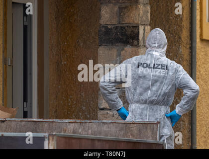 10. Mai 2019, Sachsen, Dresden: ein Polizist steht vor einem Haus, in dem ein Vater seine Kinder getötet zu haben. Der Hintergrund ist der Verdacht ein Streit zwischen den Eltern zu sein - aber die Untersuchung ist noch in den Kinderschuhen. Foto: Robert Michael/dpa-Zentralbild/dpa Stockfoto