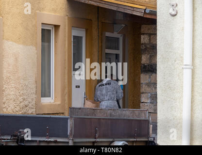 10. Mai 2019, Sachsen, Dresden: ein Polizist nimmt ein Bild vor einem Haus, wo ein Vater seine Kinder getötet zu haben. Der Hintergrund ist der Verdacht ein Streit zwischen den Eltern zu sein - aber die Untersuchung ist noch in den Kinderschuhen. Foto: Robert Michael/dpa-Zentralbild/dpa Stockfoto